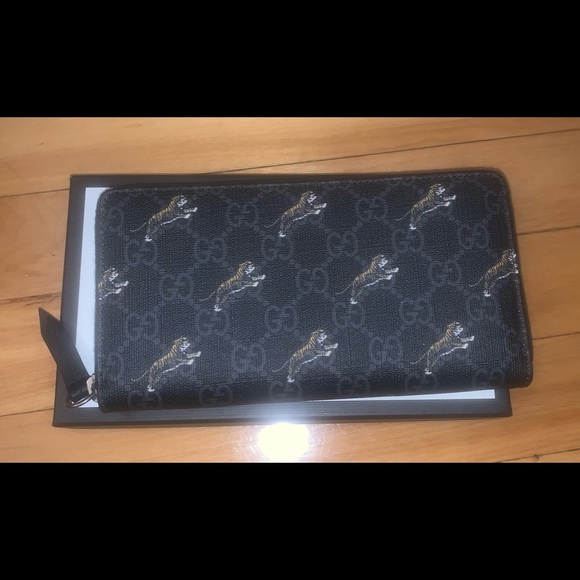 Gucci zip around wallet with tiger print - Picture 1 of 6